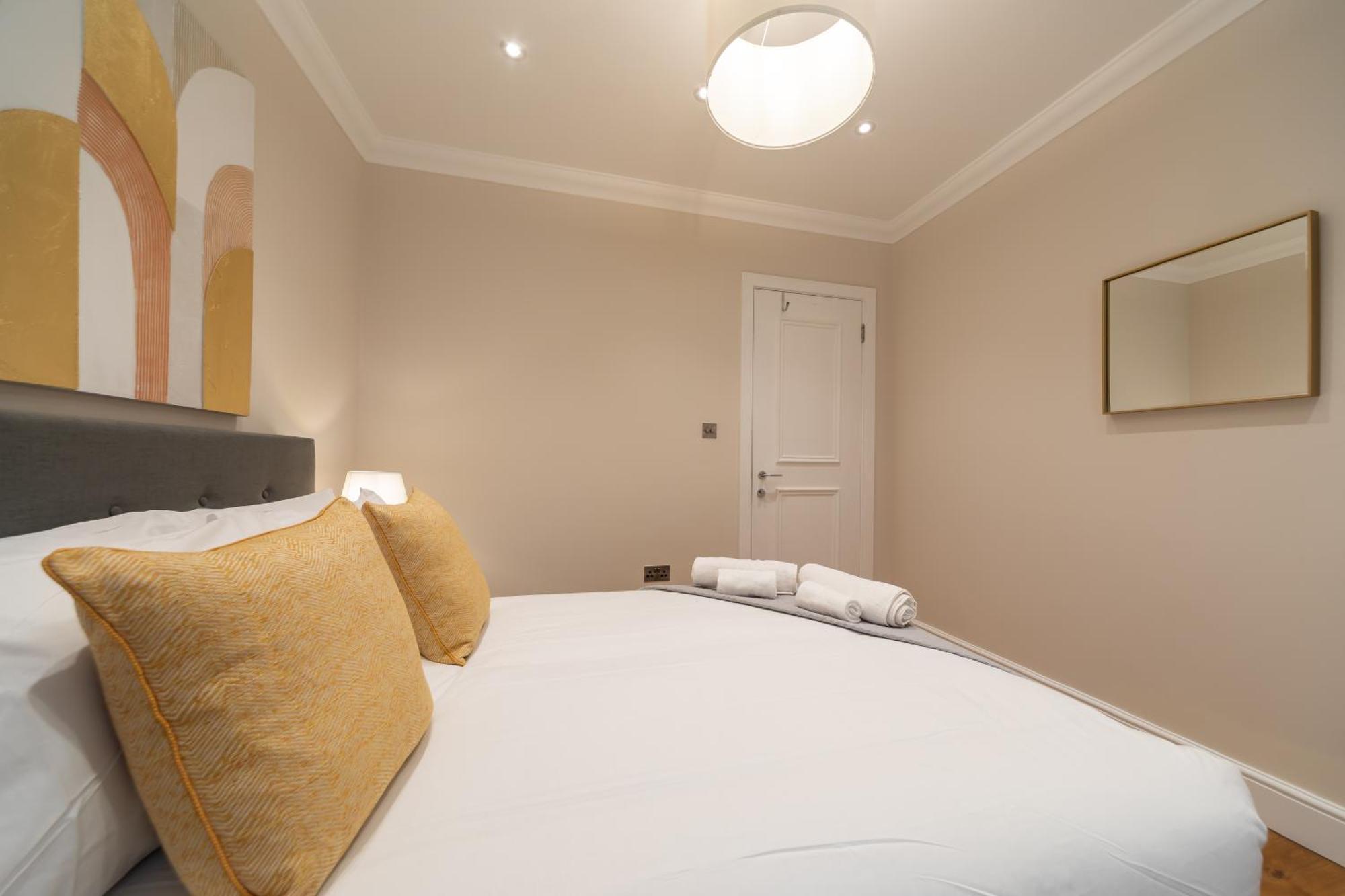 Luxury 3bd 3bth Knightsbridge, South Kensington Apartment
