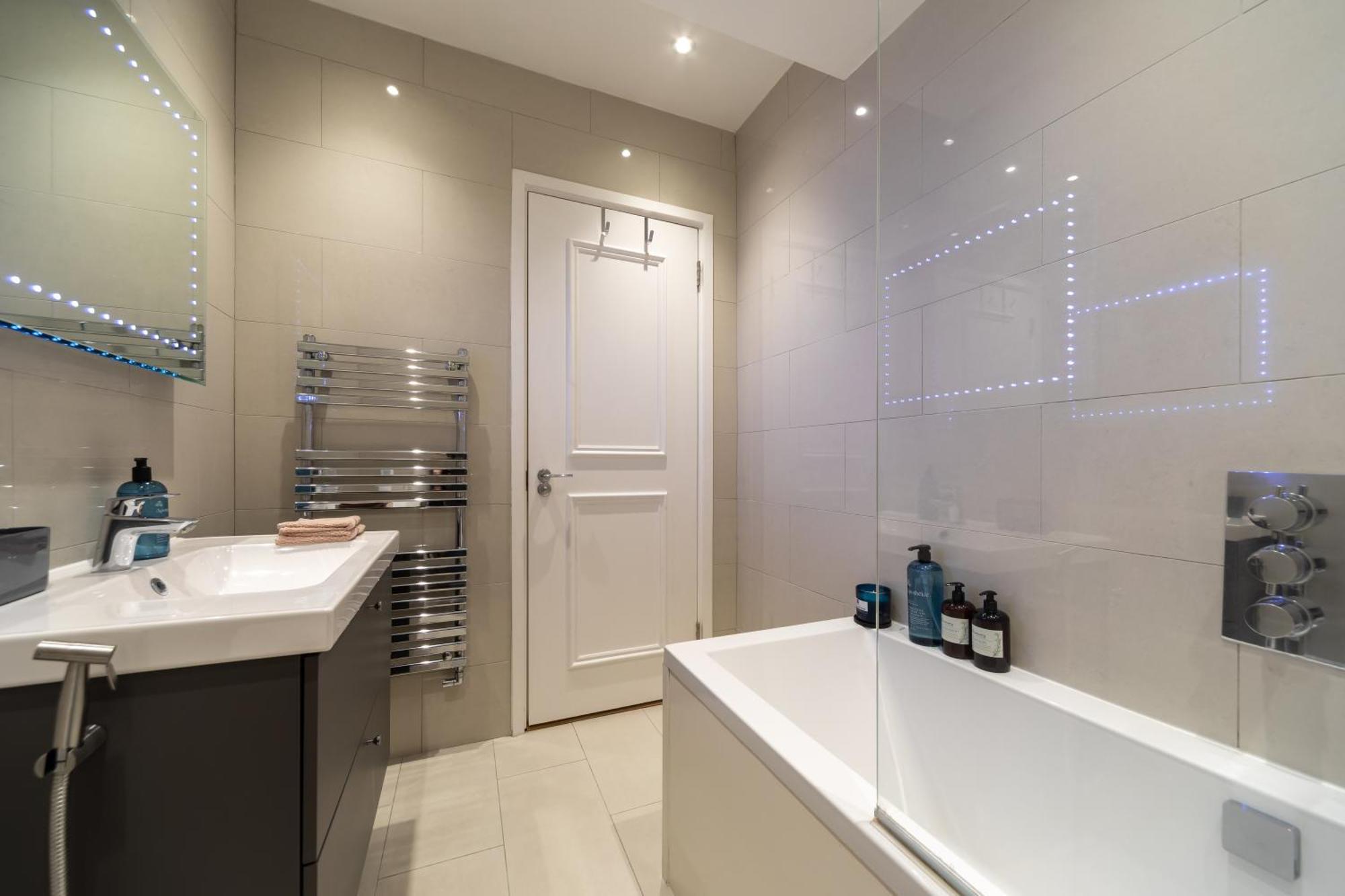 Luxury 3bd 3bth Knightsbridge, South Kensington Apartment London